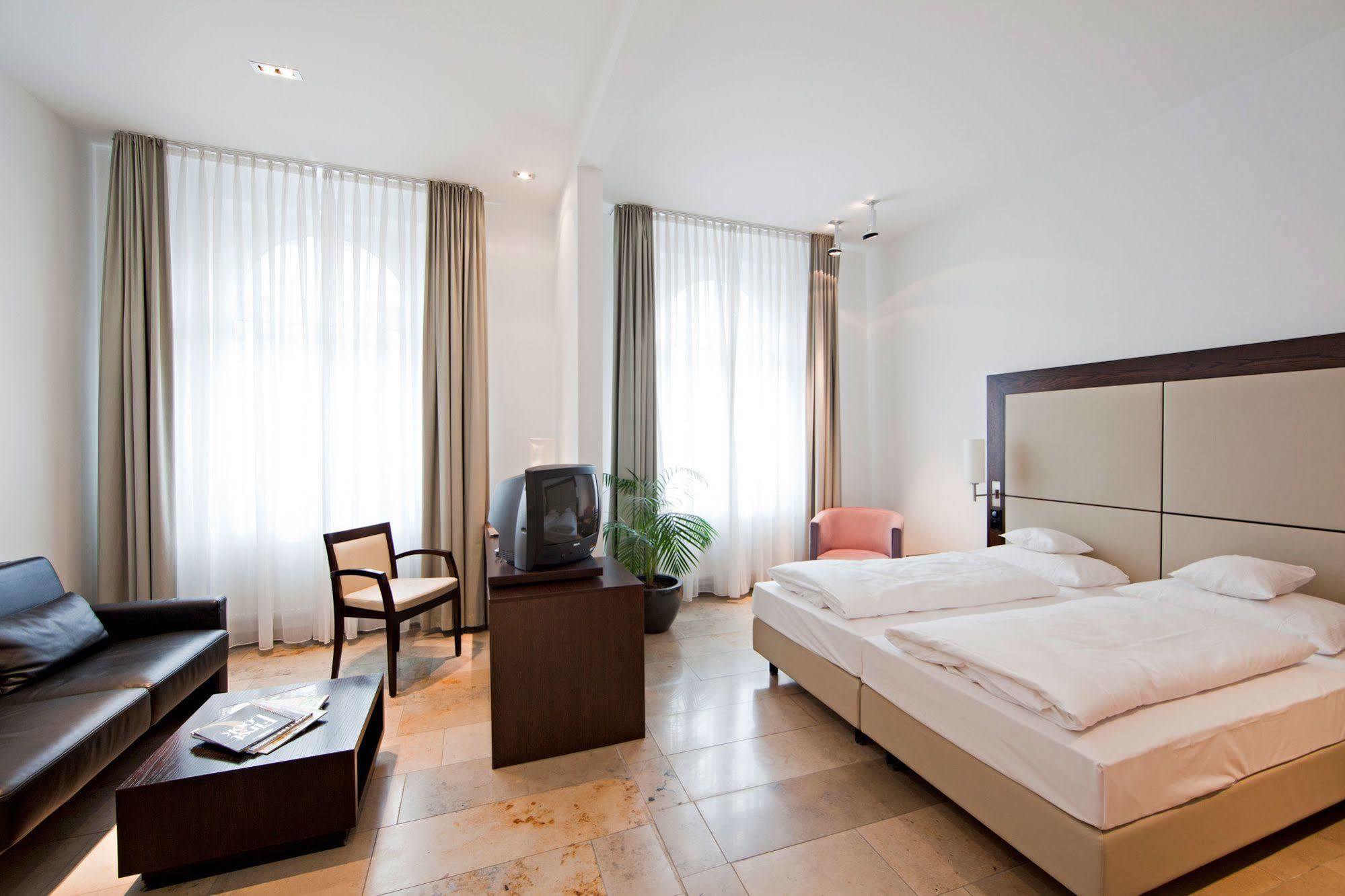 BURNS Art Hotel Düsseldorf Zimmer foto